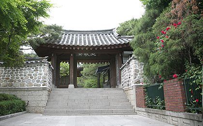 돌계단 위 대문 정면