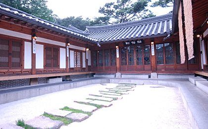 안채 마당 — 다른 각도
