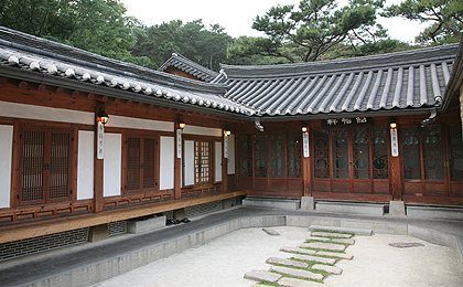 안채 마당과 툇마루