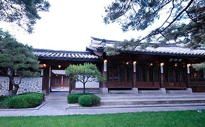 잔디 마당 앞 한옥 정면