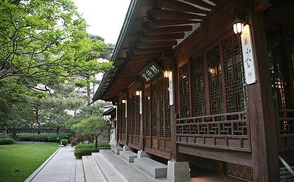 툇마루가 있는 한옥 측면과 정원 길
