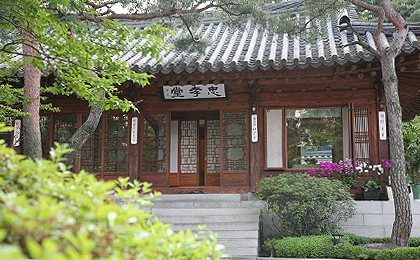 본채 정면과 현판