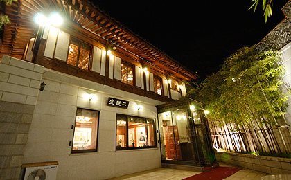 흰 벽 건물 입구 야경