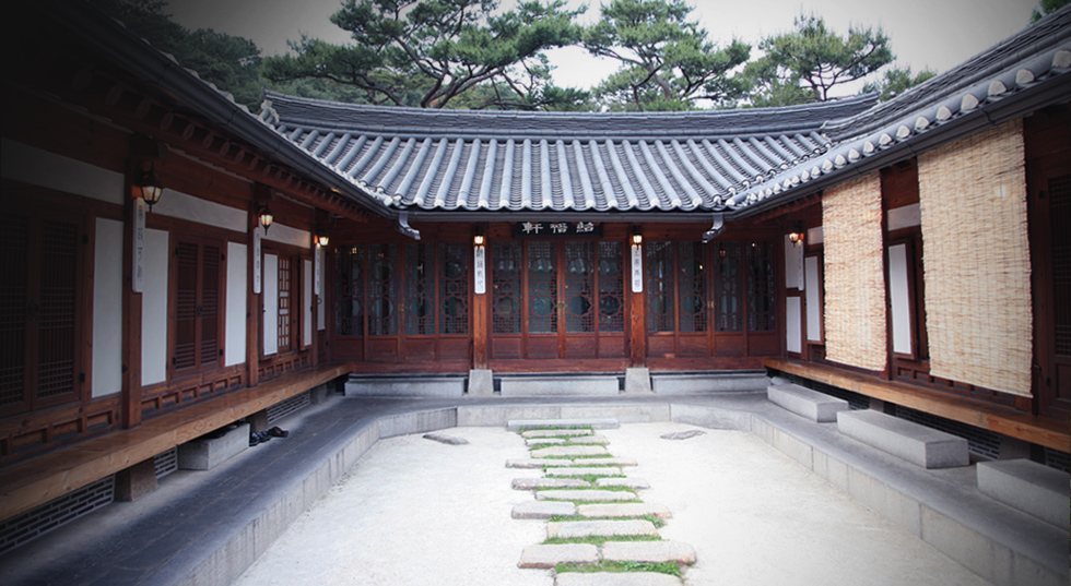 안채 마당과 디딤돌
