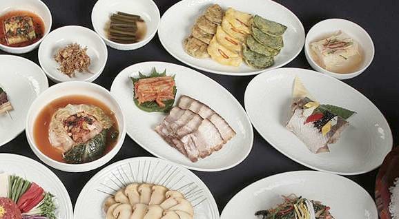 국화정식 코스 이미지의 상차림 사진(여러 한식 요리 접시)