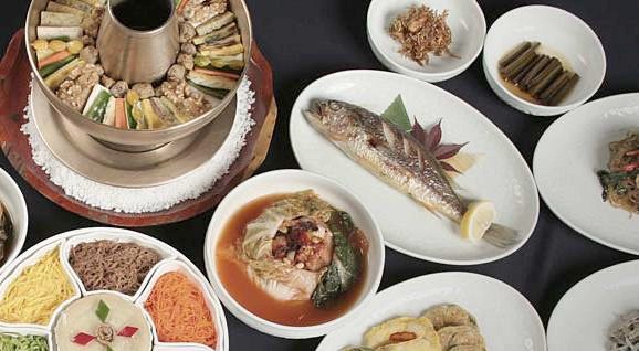 죽정식 코스 이미지의 상차림 사진(여러 한식 요리 접시)