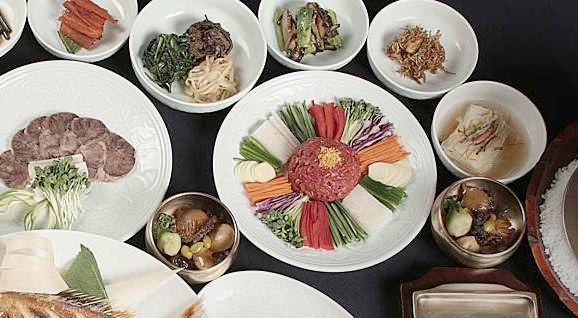 매화정식 코스 이미지의 상차림 사진(여러 한식 요리 접시)