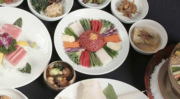 수라정식 코스 이미지의 상차림 사진(여러 한식 요리 접시)