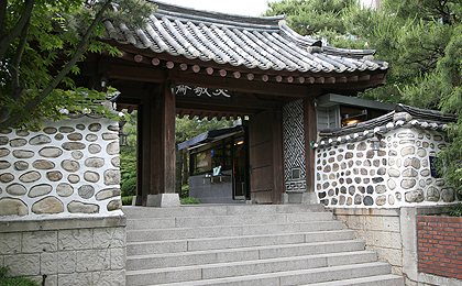 대문과 돌계단, 돌담(낮)