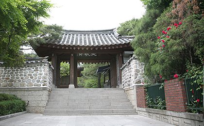 돌계단 위 대문 정면