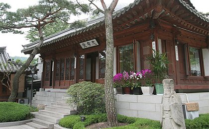 현판이 걸린 본채와 문인석(낮)