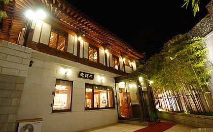 흰 벽 건물 입구 야경