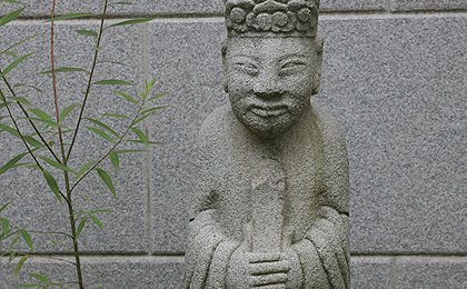 문인석 근접