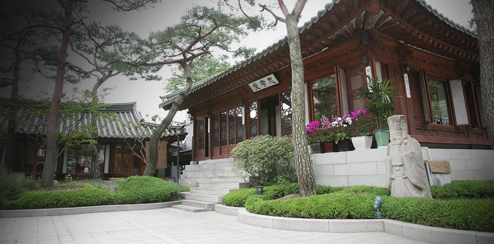 본채와 문인석, 꽃 화분